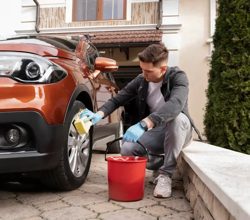 Lavage auto à domicile Labastide-sur-Bésorgues : professionnel intervenant sur un véhicule